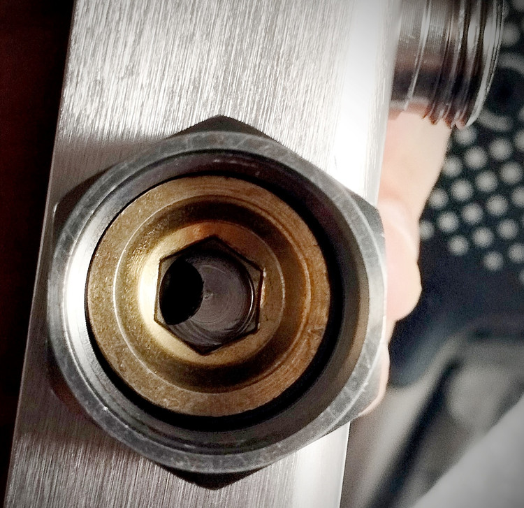 دوش حمام وارداتی با طراحی پیانویی و نمایشگر دیجیتال