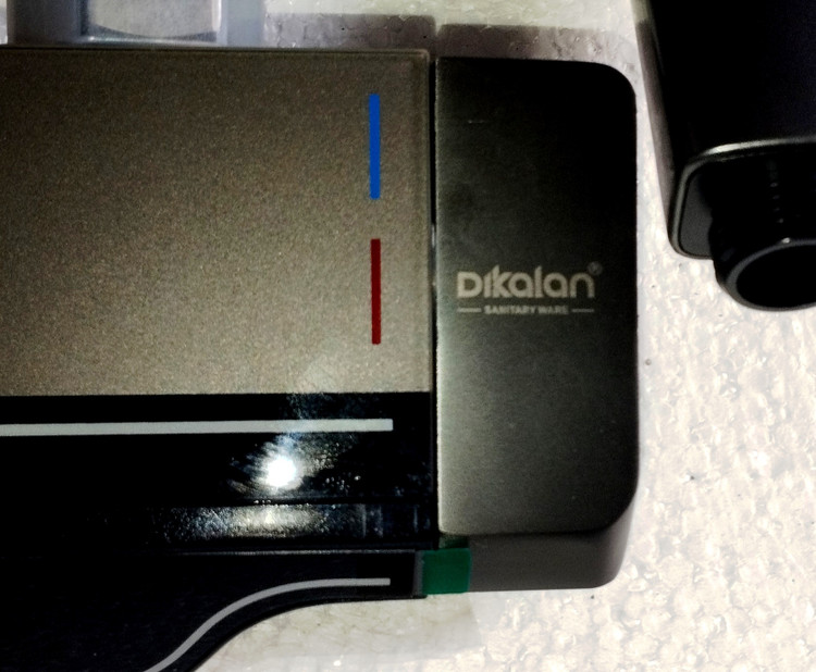 دوش حمام هوشمند مدل پیانویی نمایشگردار دیجیتال رنگ دلفینی برند دیکالان