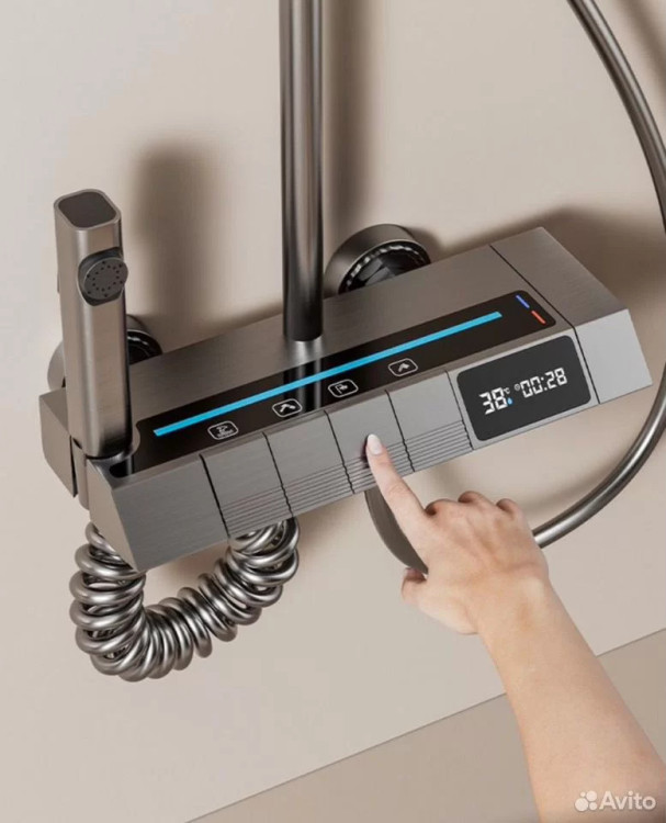 نمایی از پنل دوش نمایشگر دار و تایمر مصرف اب
