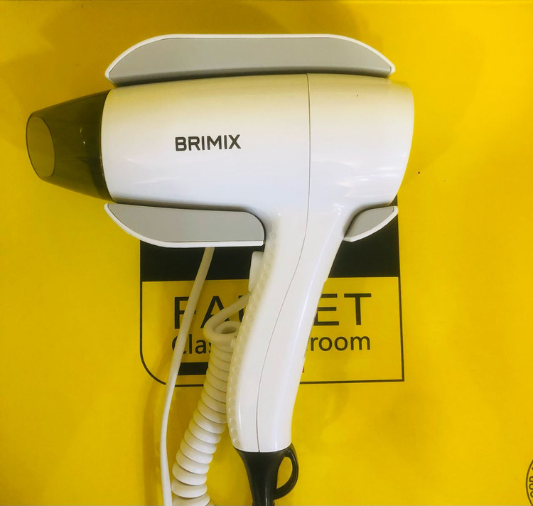 نمای نزدیک از سشوار هتلی