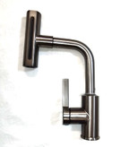 نمای نزدیک از شیر روشویی چهارحالته HuaDiao در حال استفاده