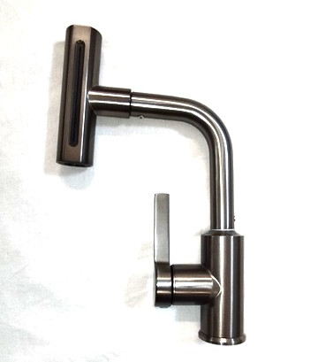 نمای نزدیک از شیر روشویی چهارحالته HuaDiao در حال استفاده