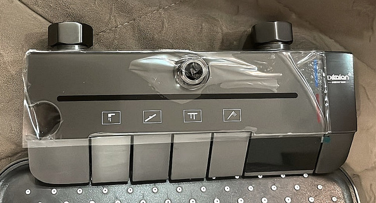 نمایی کامل از پنل دوش